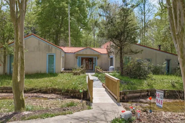 a view of a house with backyard