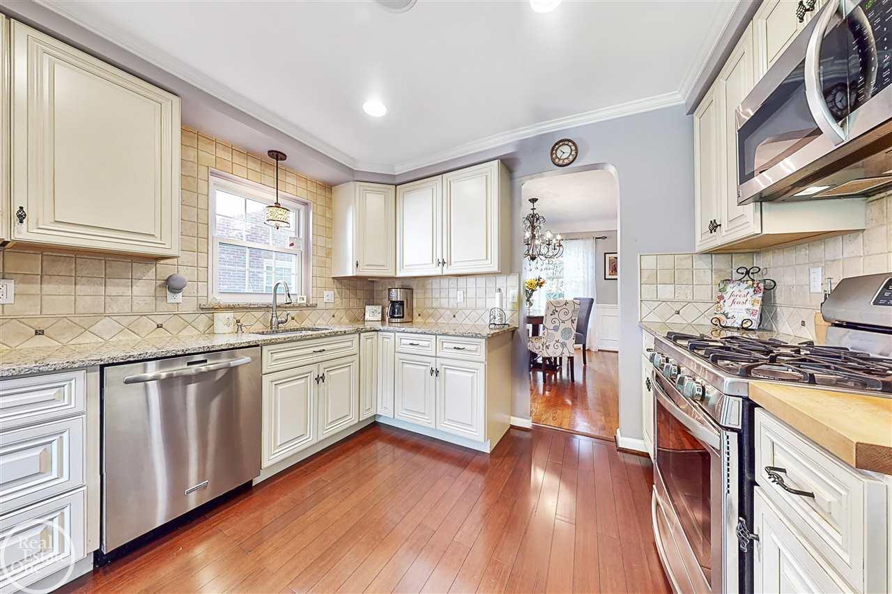 1887 Broadstone Road Grosse Pointe, MI 48236 - Photo 9 of 41 50056413-8.JPG