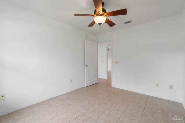 en empty room with ceiling fan