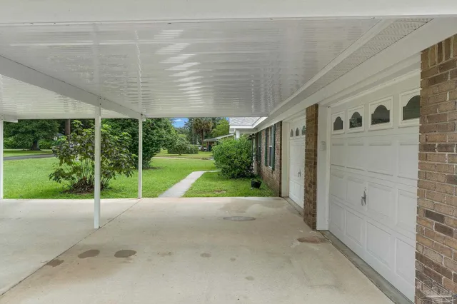 a view of a house with porch and garden