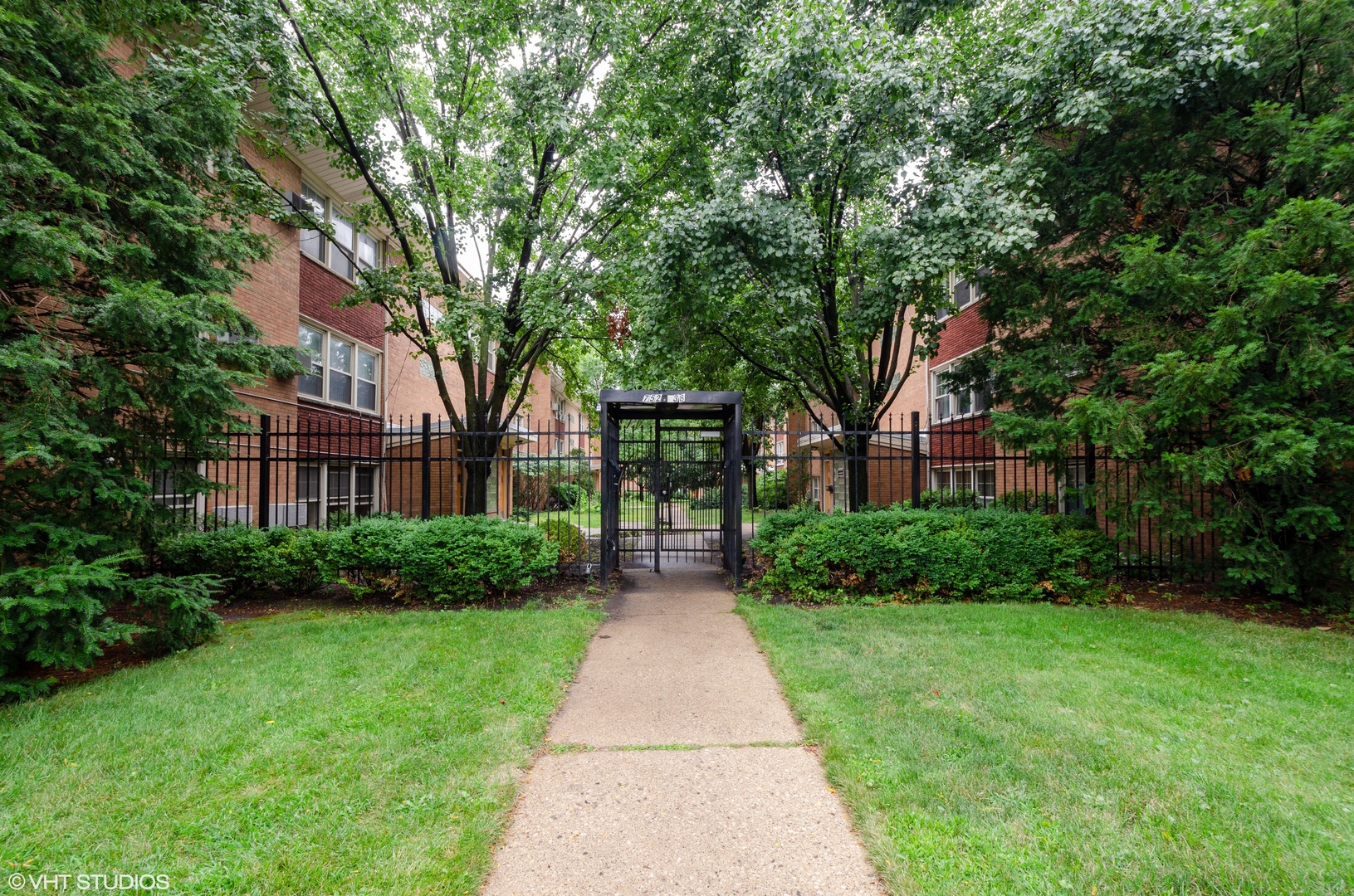 7530 North Ridge Boulevard, Unit 2W Chicago, IL 60645 - Photo 1 of 10