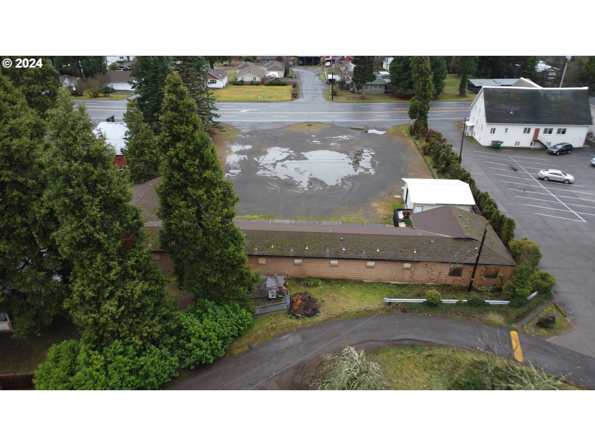 48197 Highway 58 Oakridge, OR 97463 - Photo 5 of 8 a picture of a lake with a outdoor space