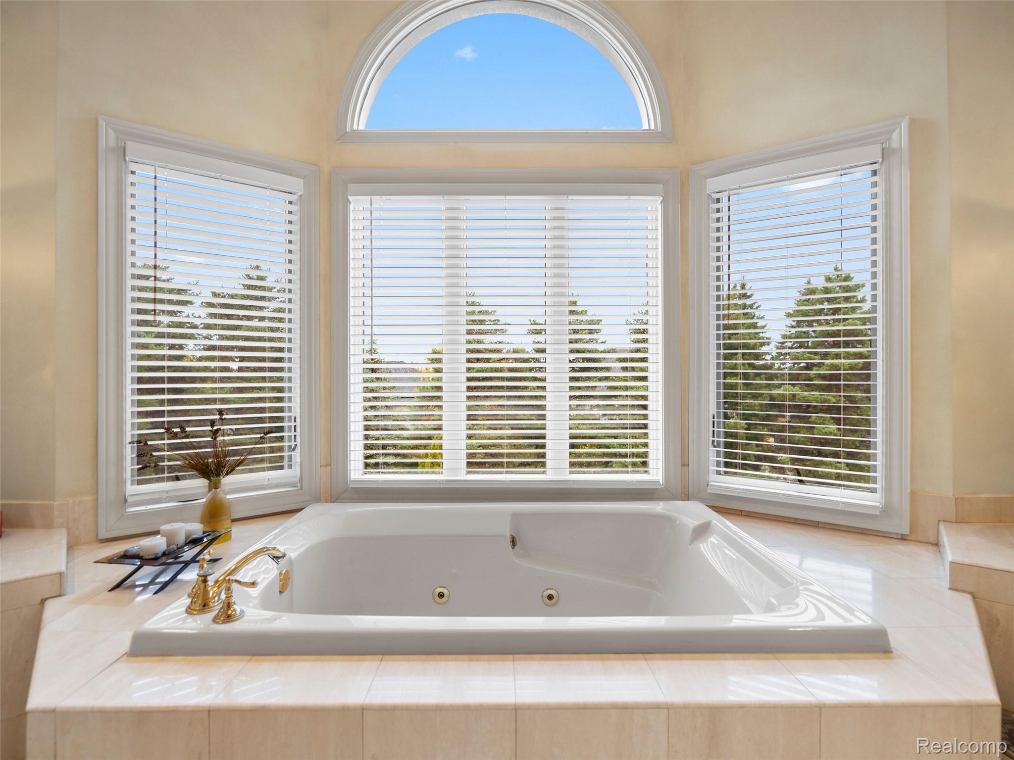 5724 Murfield Drive Rochester, MI 48306 - Photo 85 of 99 Full bath with a tub with jets