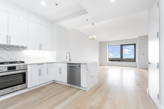 $995,000 | 75 Wall Street, Unit 32R | Financial District