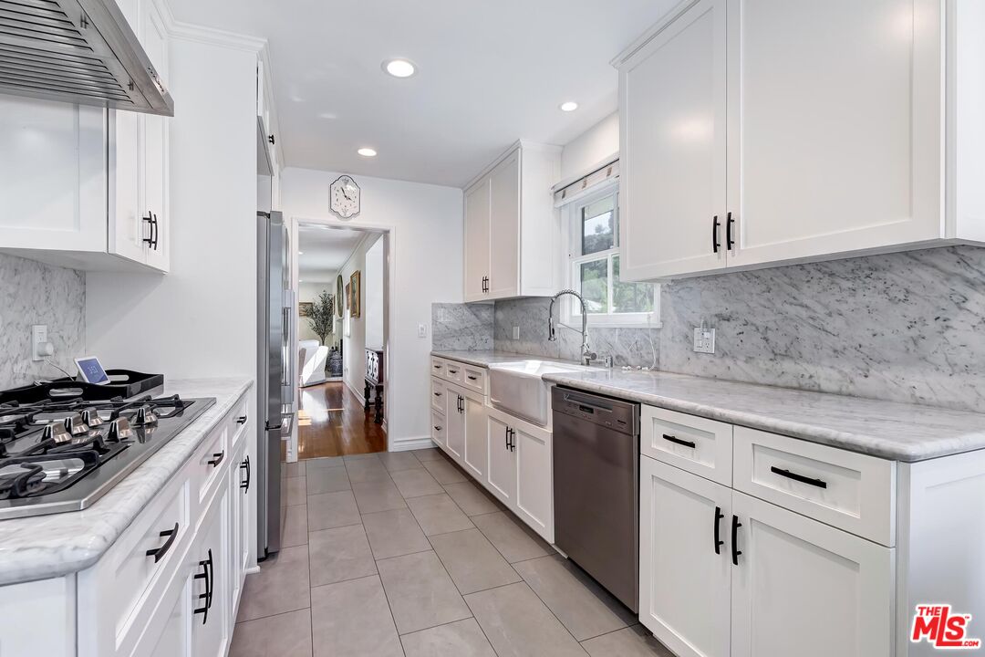1048 Roscomare Road Los Angeles, CA 90077 - Photo 27 of 41 Gallery Image 27