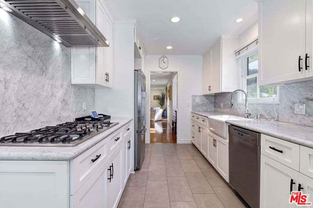 1048 Roscomare Road Los Angeles, CA 90077 - Photo 28 of 41 Gallery Image 28