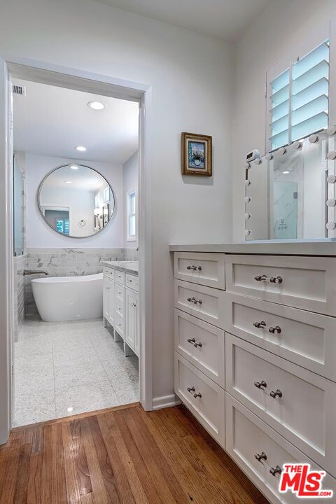 1048 Roscomare Road Los Angeles, CA 90077 - Photo 34 of 41 Gallery Image 34