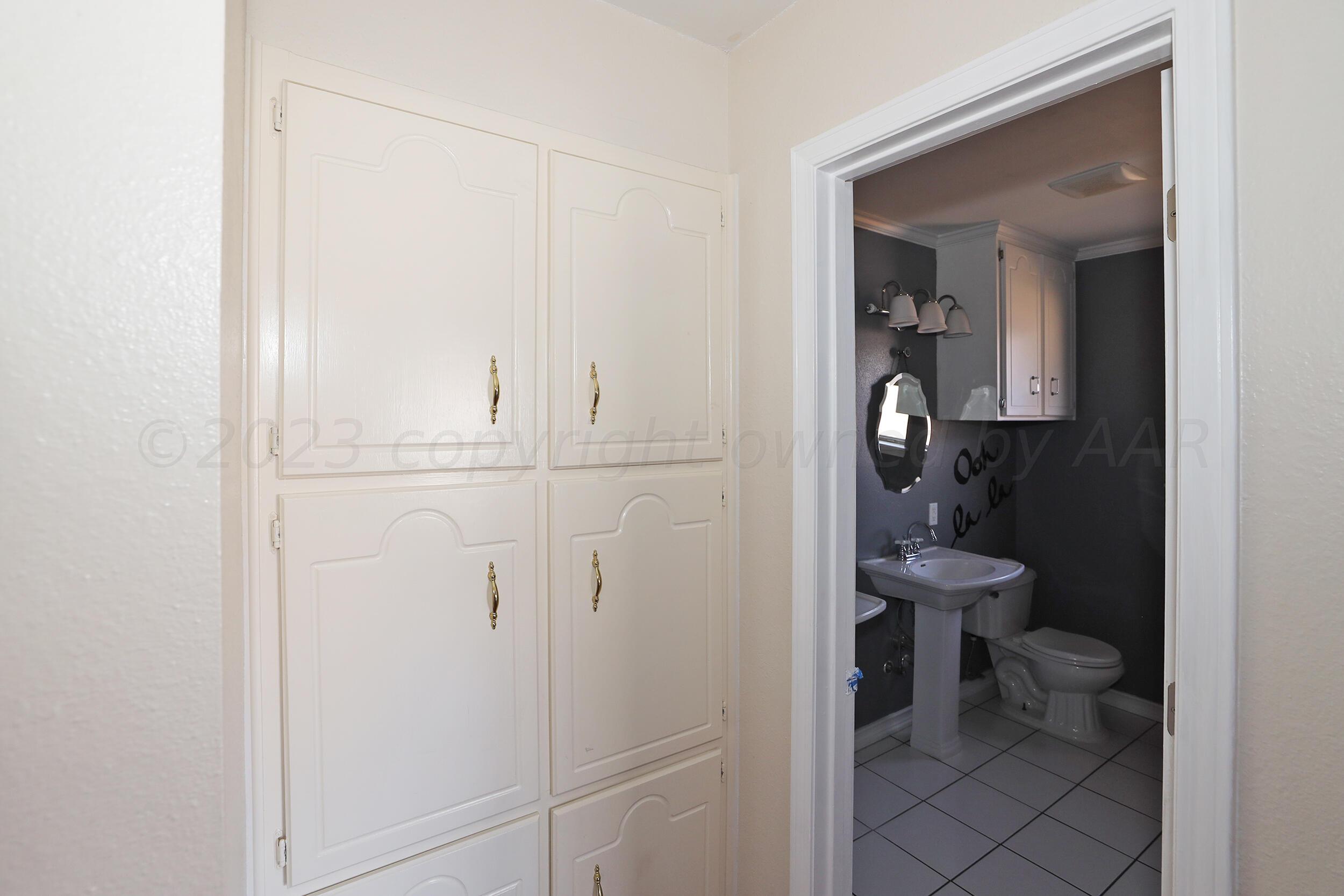 4207 Rincon Avenue Amarillo, TX 79110 - Photo 23 of 26 a bathroom with a toilet