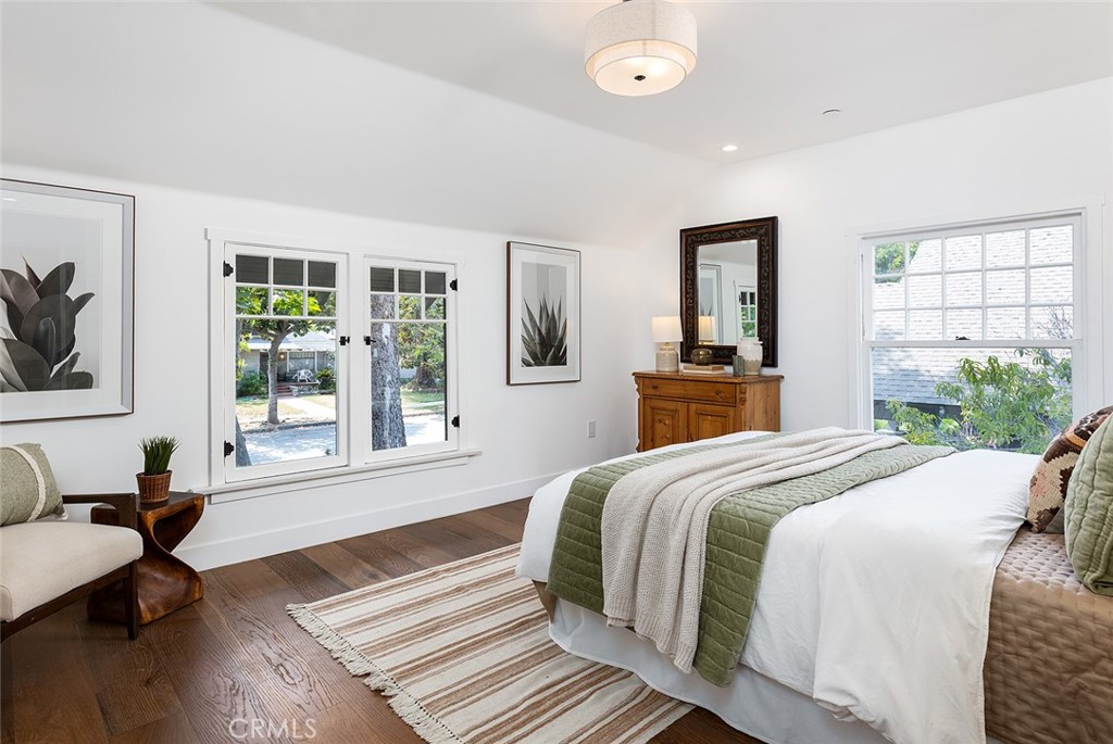1130 Windsor Place South Pasadena, CA 91030 - Photo 20 of 35 a bedroom with a large bed and a window