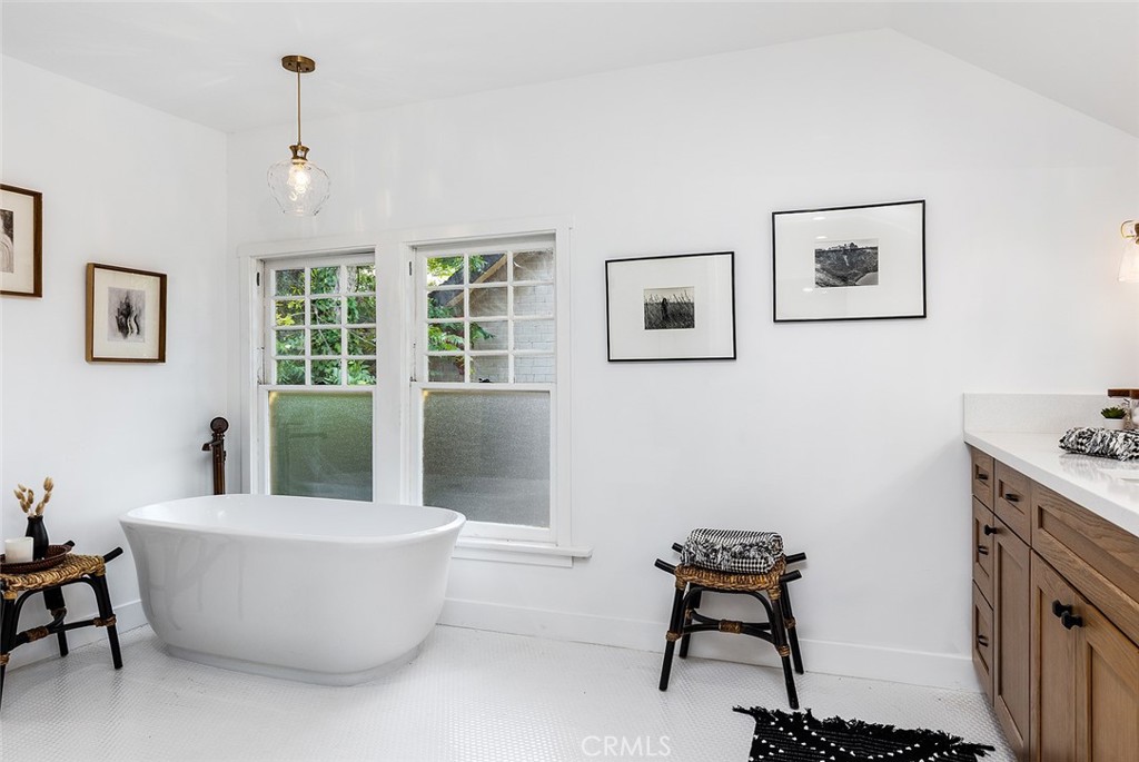 1130 Windsor Place South Pasadena, CA 91030 - Photo 22 of 35 a living room with furniture and windows