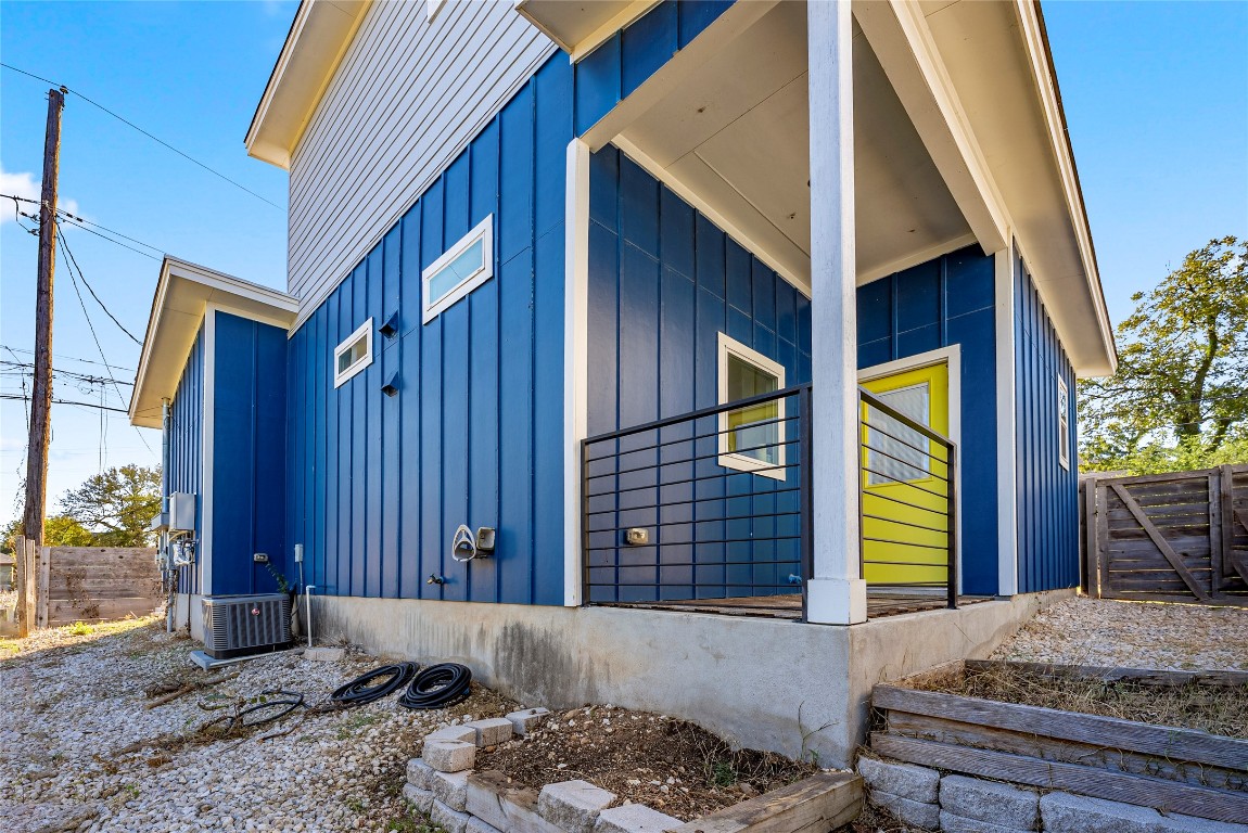 2201 Pennsylvania Avenue, Unit B Austin, TX 78702 - Photo 14 of 14 a view of entryway front of house
