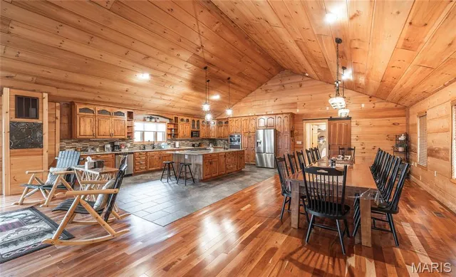 $1,783,000 | 6552 High Point Road, Montreal, MO 65591