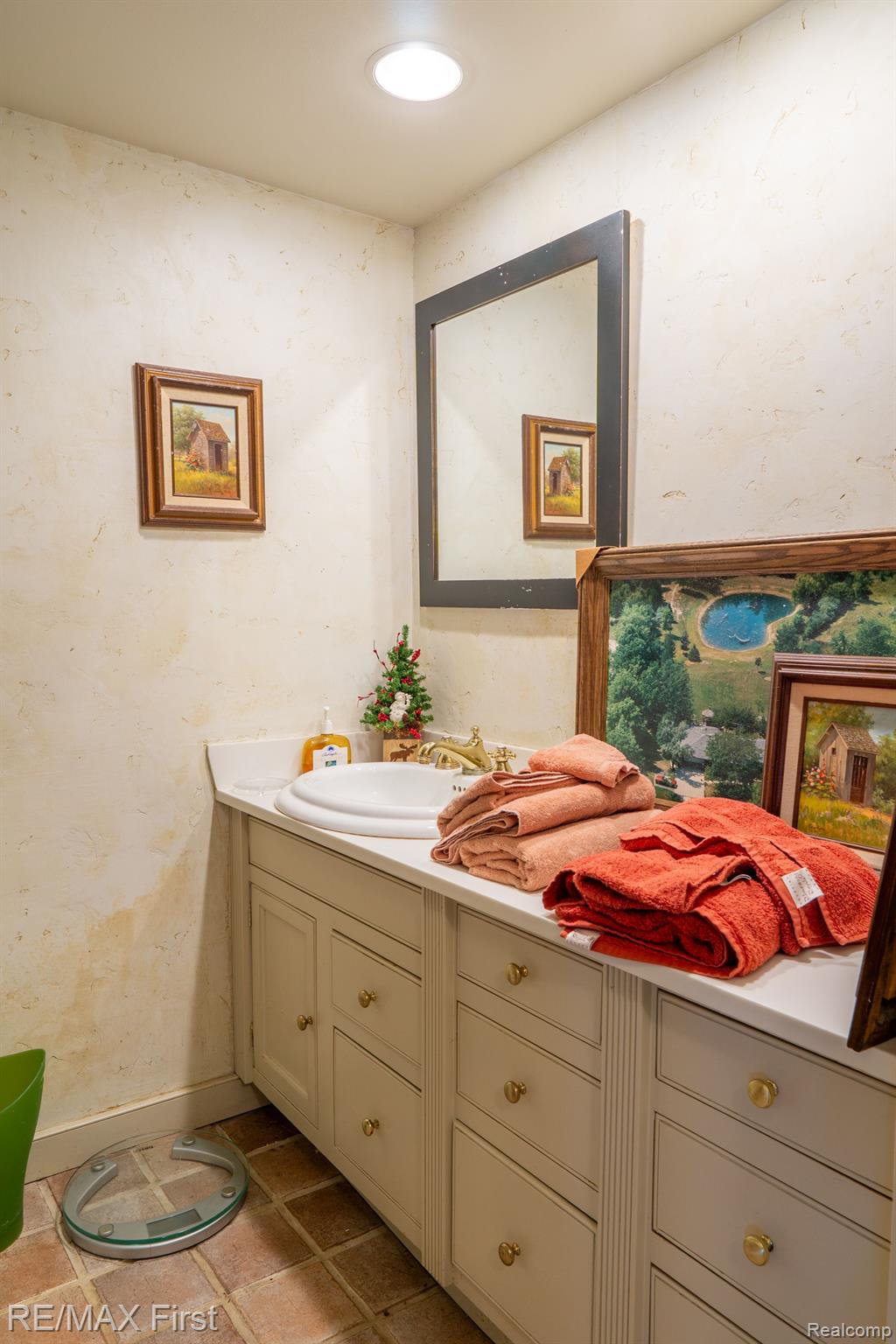 1035 West Snell Road Rochester, MI 48306 - Photo 41 of 47 Gallery Image 41