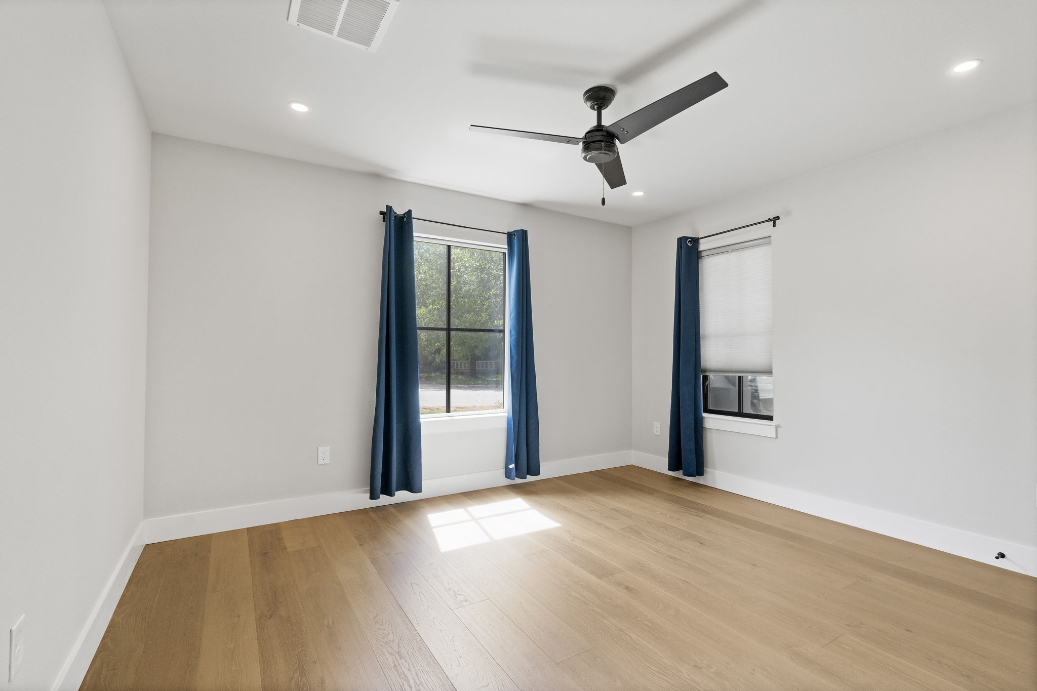 5604 Bull Creek Road Austin, TX 78756 - Photo 27 of 39 Secondary Bedroom 2