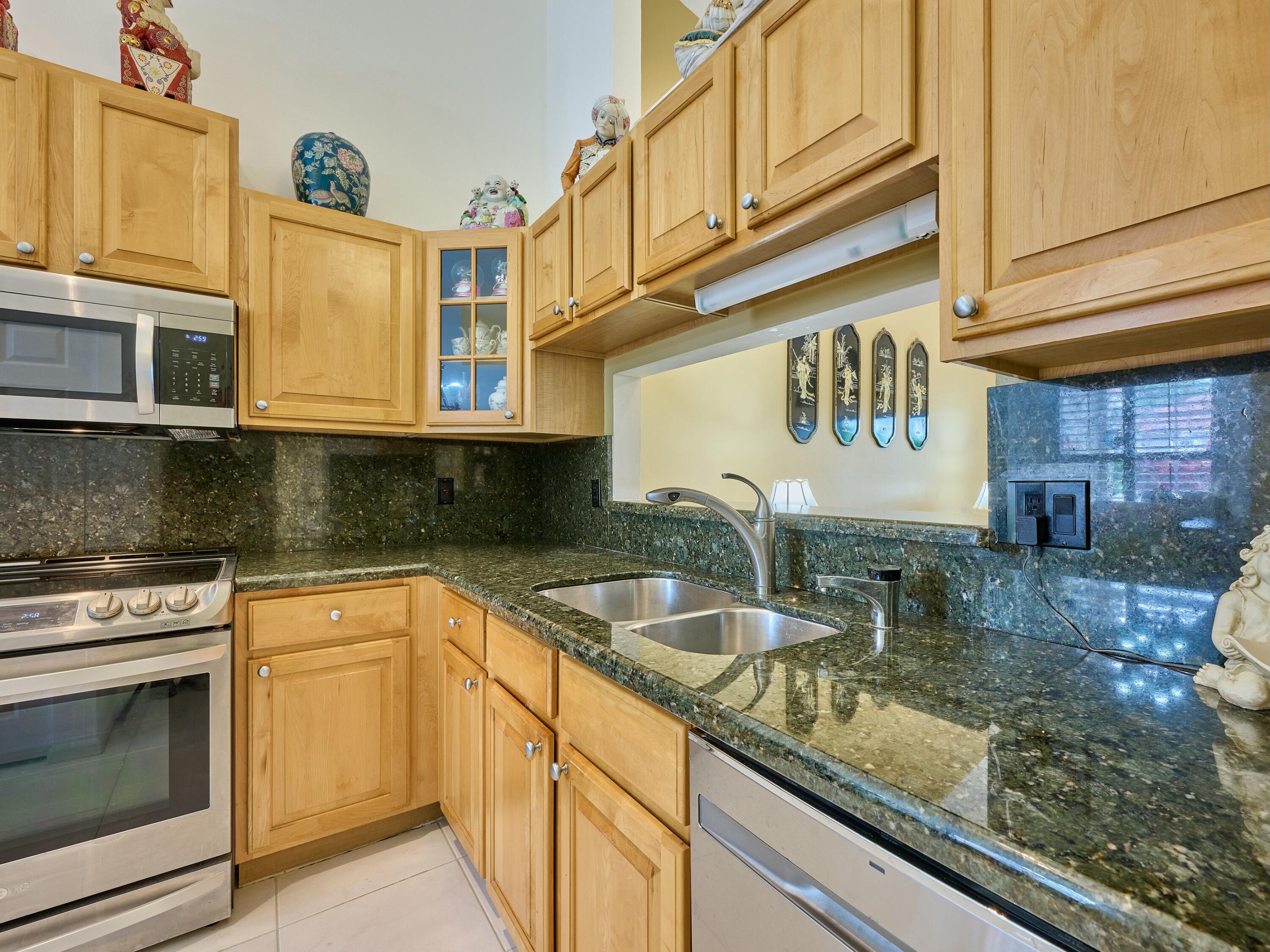8421 Vía Serena Boca Raton, FL 33433 - Photo 17 of 46 Kitchen