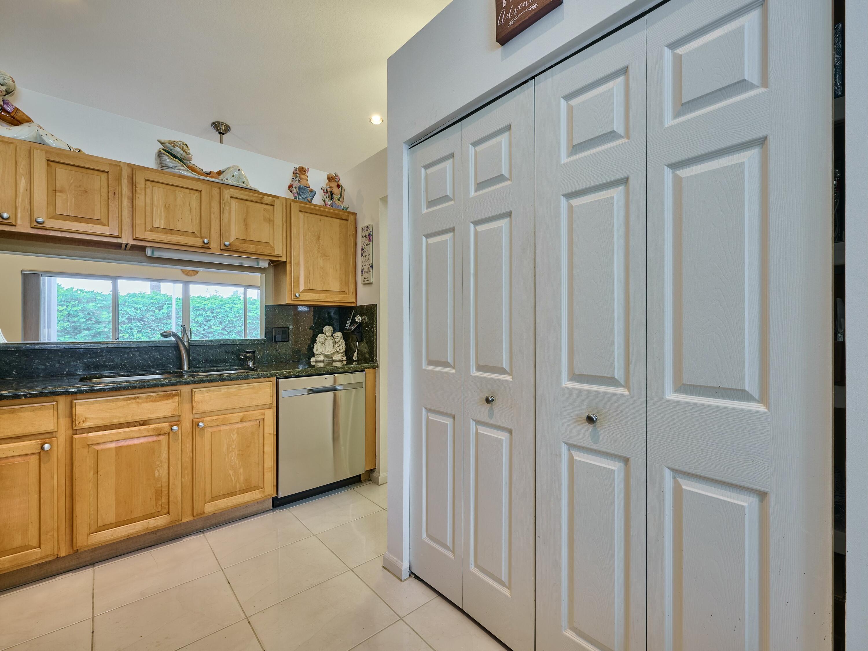 8421 Vía Serena Boca Raton, FL 33433 - Photo 19 of 46 Oversized Pantry