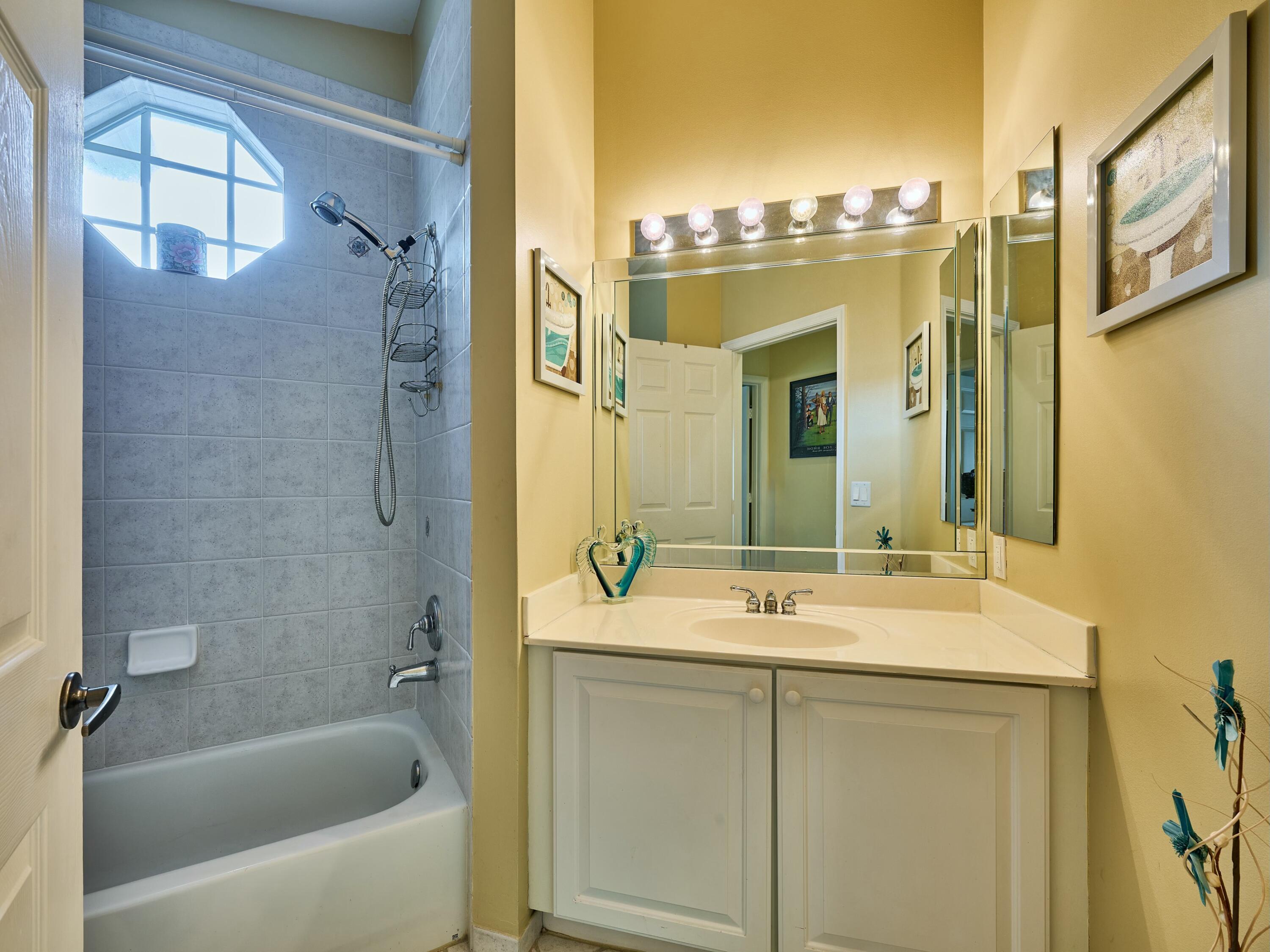 8421 Vía Serena Boca Raton, FL 33433 - Photo 10 of 46 Second Bathroom