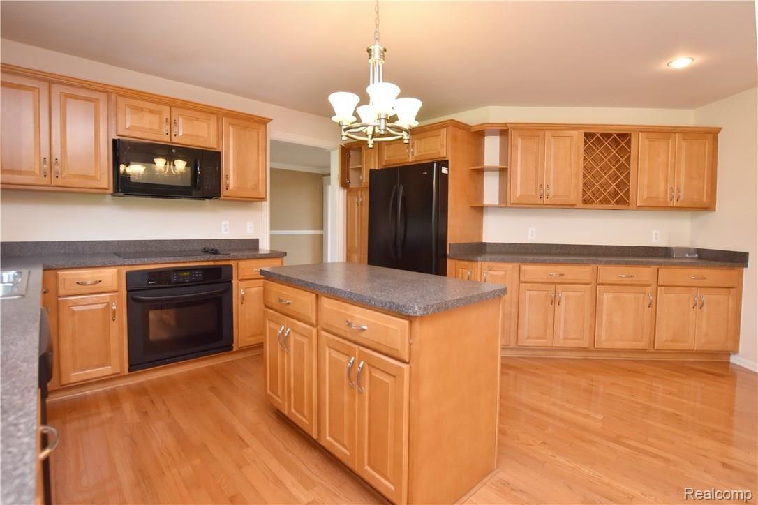 6500 Chatham Circle Rochester, MI 48306 - Photo 10 of 36 Chatham6500_13.JPG