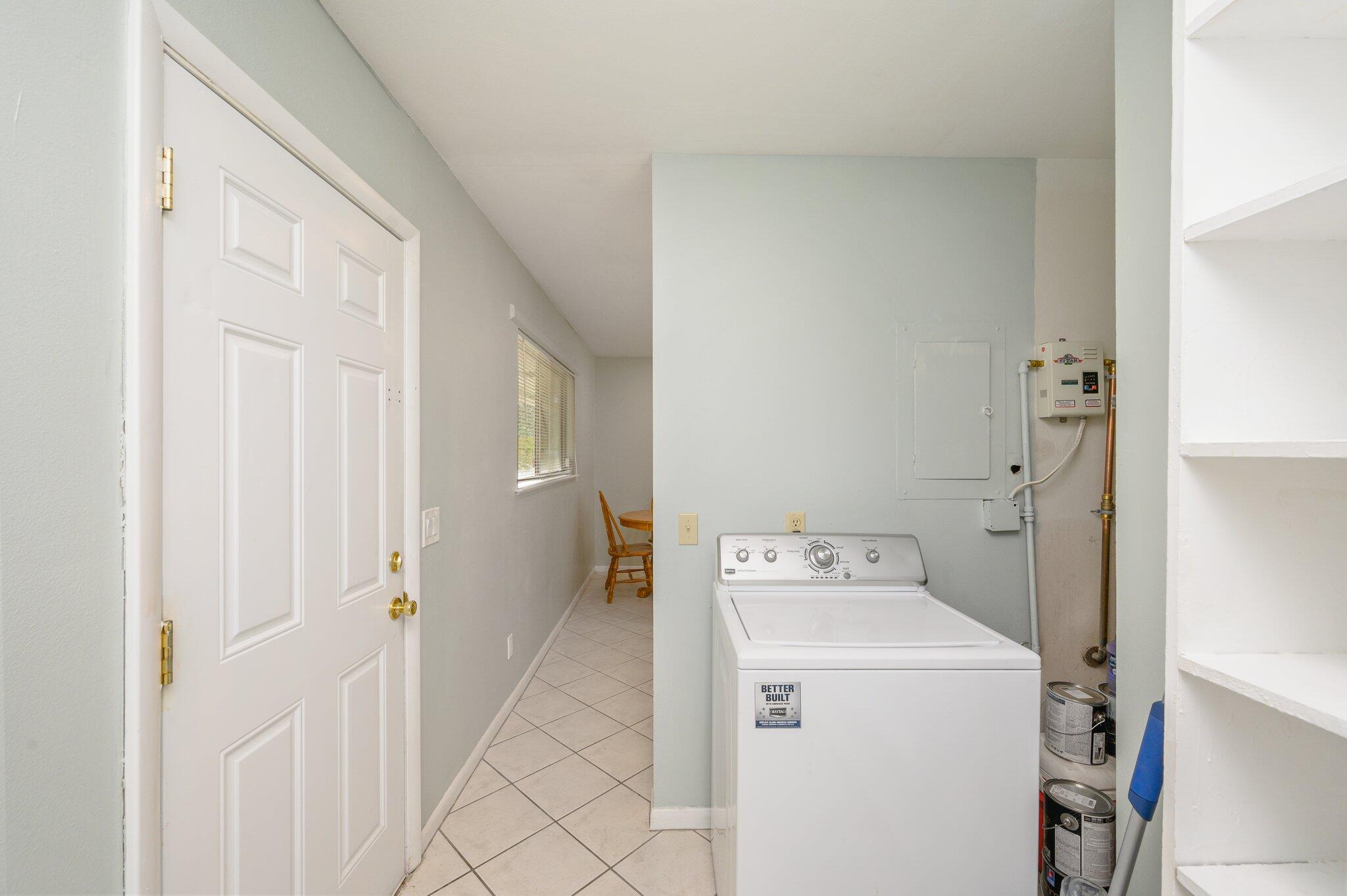 133 Smith Street Crestview, FL 32539 - Photo 14 of 28 a utility room with dryer and washer
