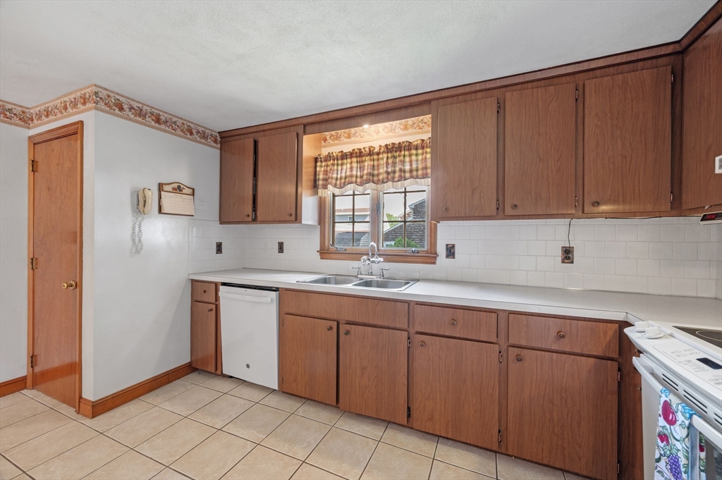 25 Colonial Road Peabody, MA 01960 - Photo 10 of 42