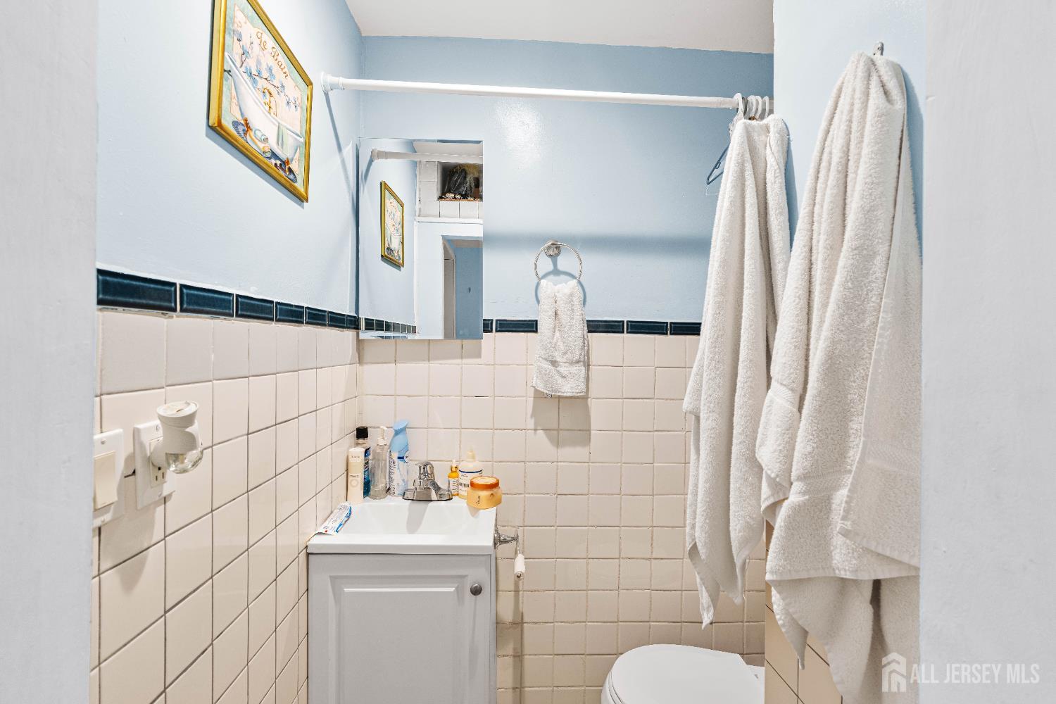 651 Fairview Avenue Piscataway, NJ 08854 - Photo 30 of 45 a bathroom with a sink toilet and shower