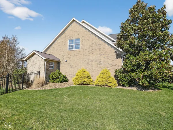 $849,900 | 5688 Victoria Bluffs Drive, Newburgh, IN 47630