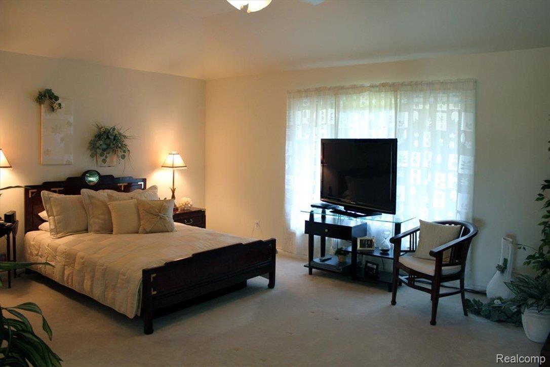 580 Springview Drive Rochester, MI 48307 - Photo 15 of 22 Master Suite