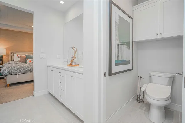a en suite bathroom with a toilet sink and mirror
