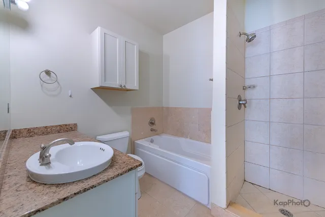 $299,900 | 915 South Oak Park Avenue, Unit 1B, Oak Park, IL 60304