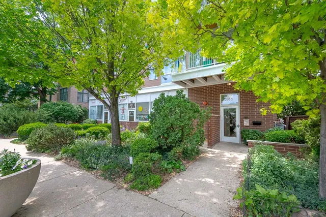 $299,900 | 915 South Oak Park Avenue, Unit 1B, Oak Park, IL 60304