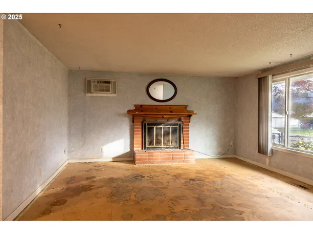 $199,000 | 301 Northwest Midway Street, Winston, OR 97496