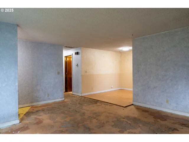 $199,000 | 301 Northwest Midway Street, Winston, OR 97496