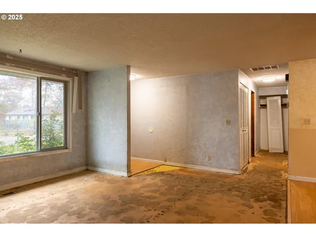 $199,000 | 301 Northwest Midway Street, Winston, OR 97496