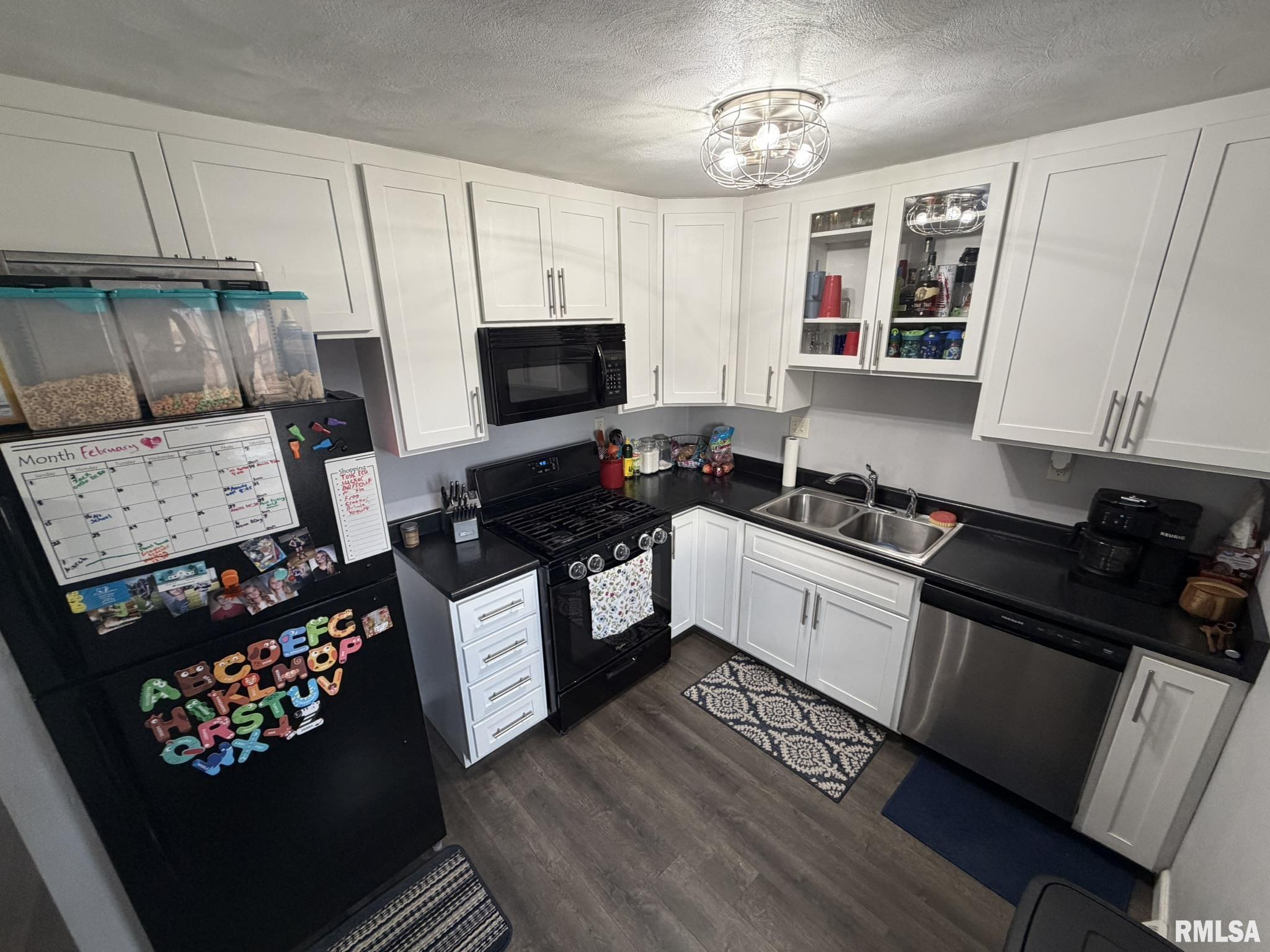 1418 Wheeler Lane Canton, IL 61520 - Photo 9 of 46