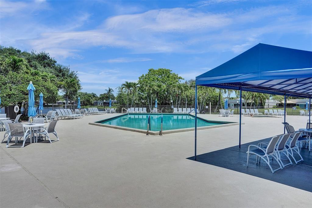 9245 Flynn Circle, Unit 8 Boca Raton, FL 33496 - Photo 35 of 36 a view of a backyard with sitting area
