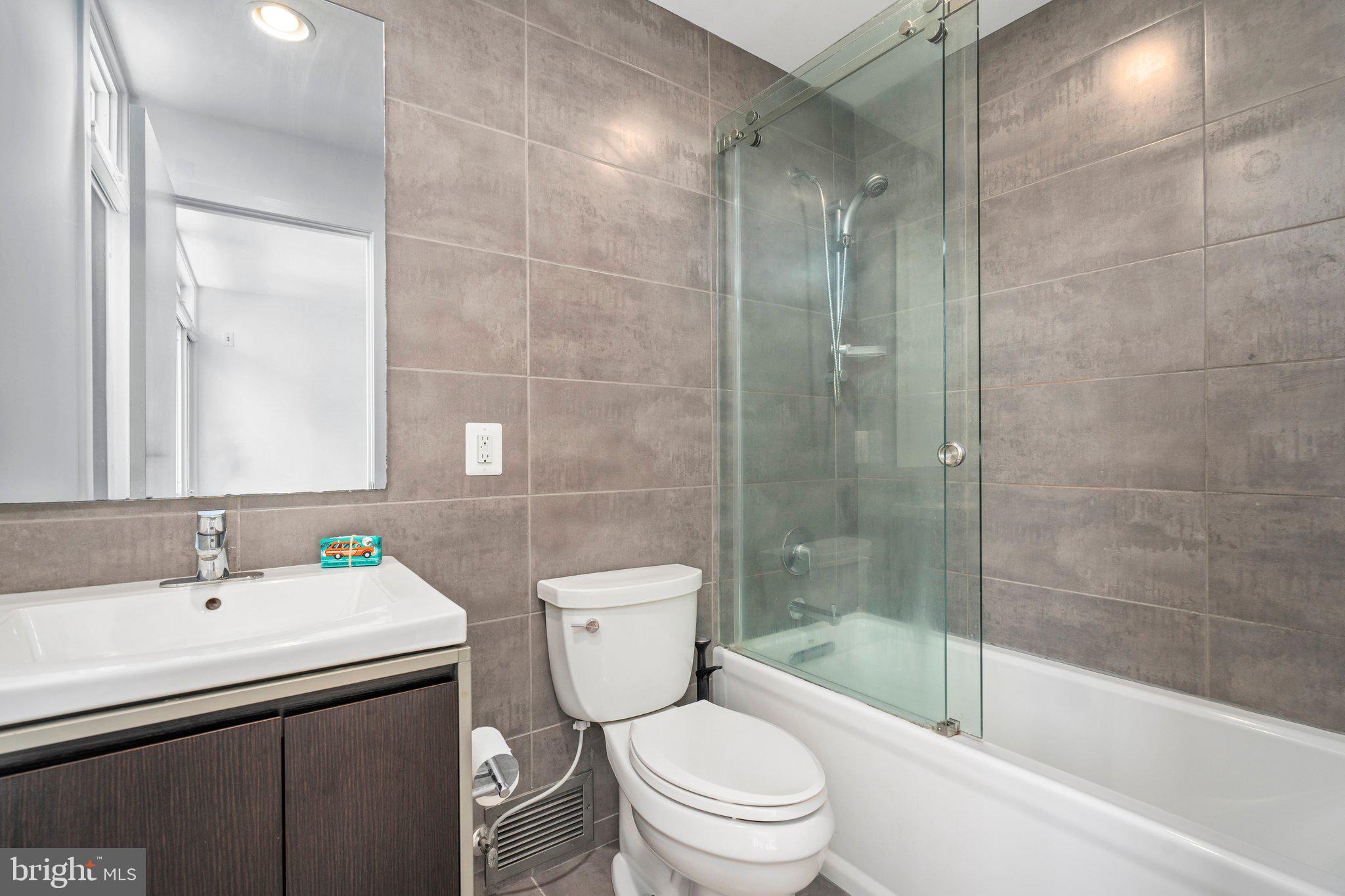 1042 Delf Drive McLean, VA 22101 - Photo 23 of 29 full ensuite bath for bedroom #3