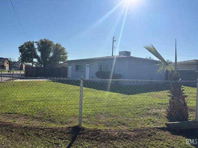 a view of a back yard