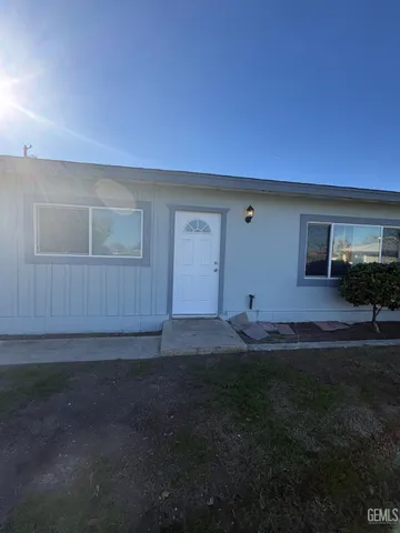 a view of back yard of the house