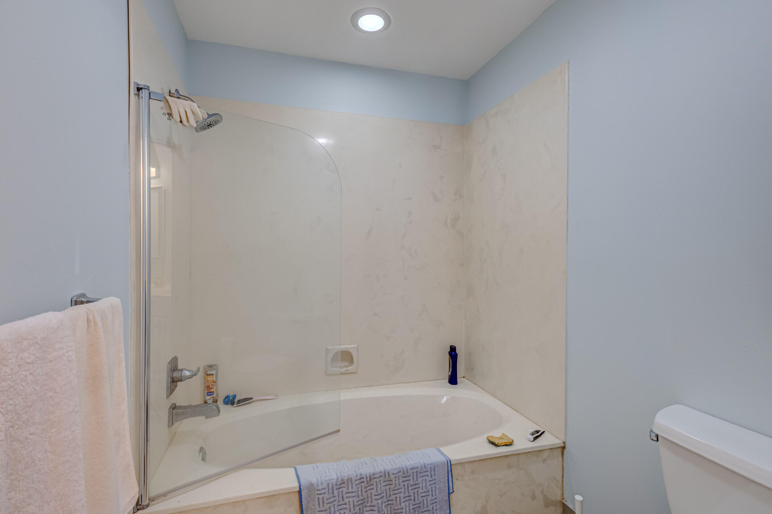 3793 Cape Pointe Circle Jupiter, FL 33477 - Photo 13 of 20 a bathroom with a bathtub and a toilet