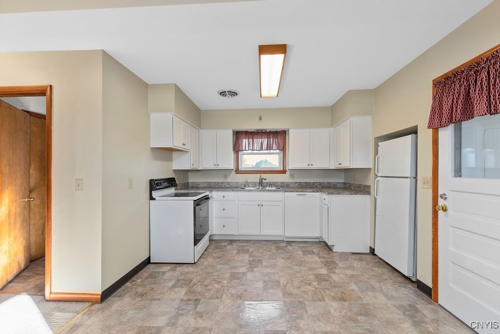 4799 Buckley Road Clay, NY 13090 - Photo 7 of 36