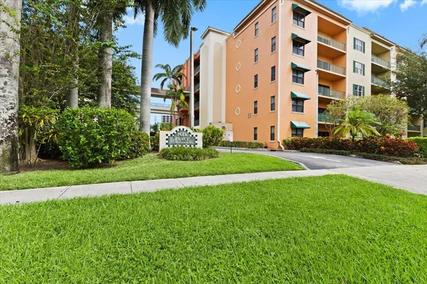 $2,100 | 1620 Presidential Way, Unit 504, West Palm Beach, FL 33401