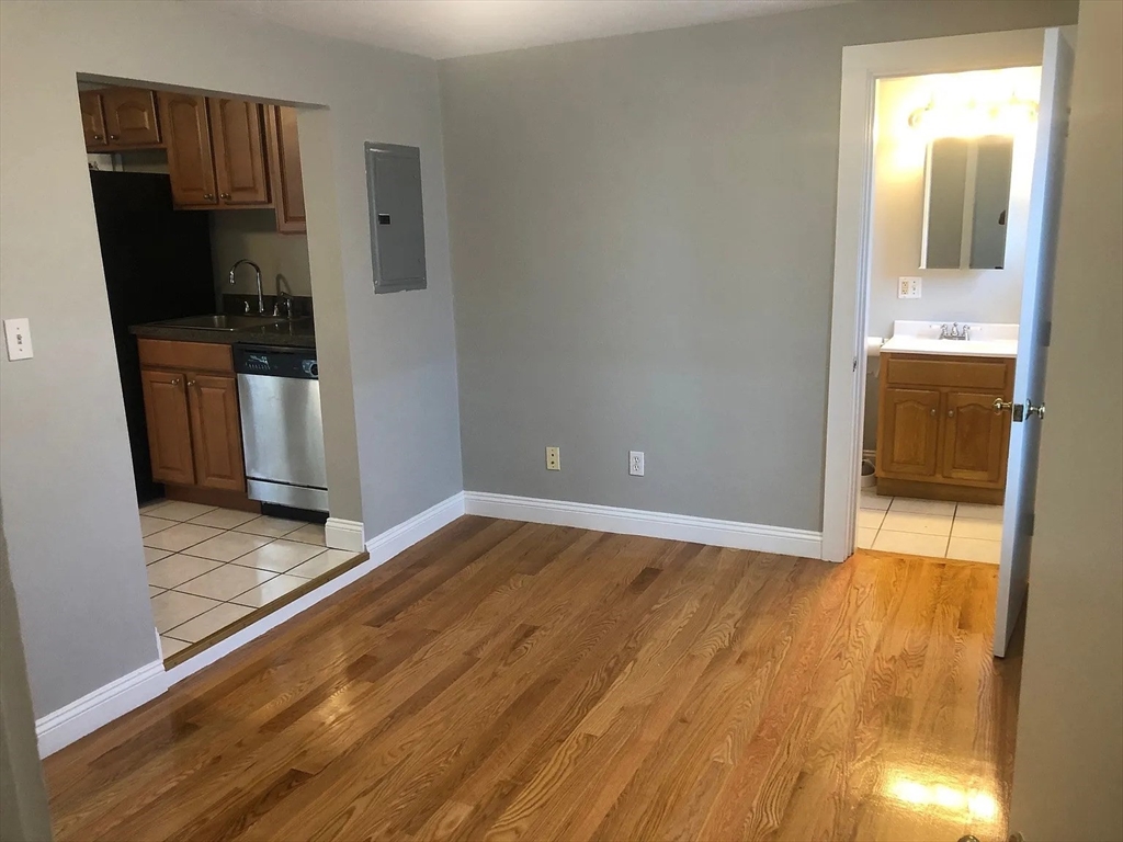 6 R Salem Street, Unit 5 Woburn, MA 01801 - Photo 5 of 9