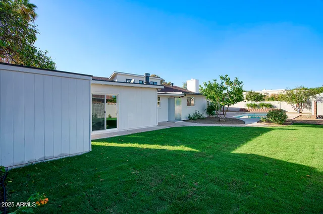 a view of a house with backyard and garden