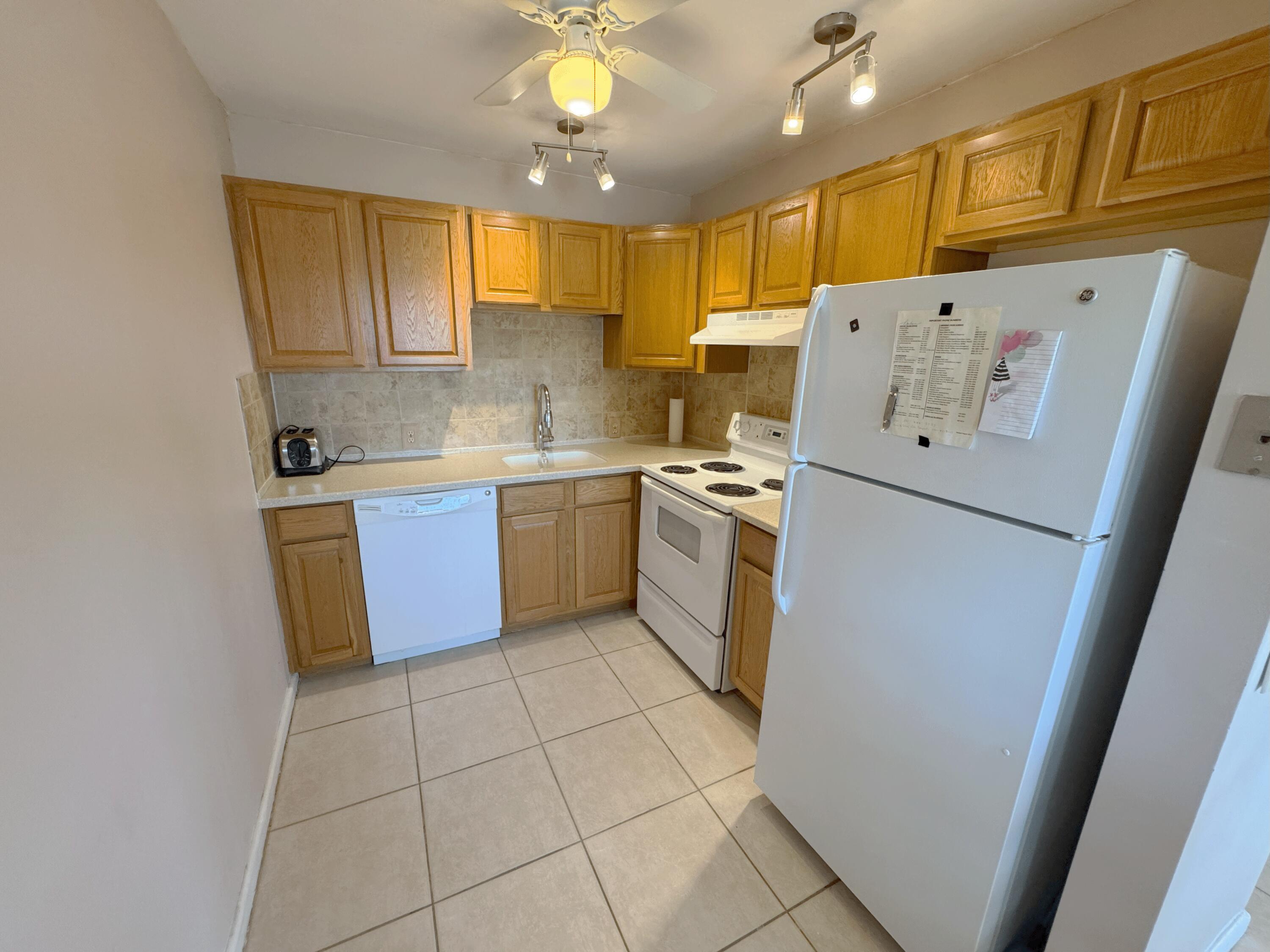 125 Dorset C Boca Raton, FL 33434 - Photo 1 of 24 Clean, well-kept kitchen