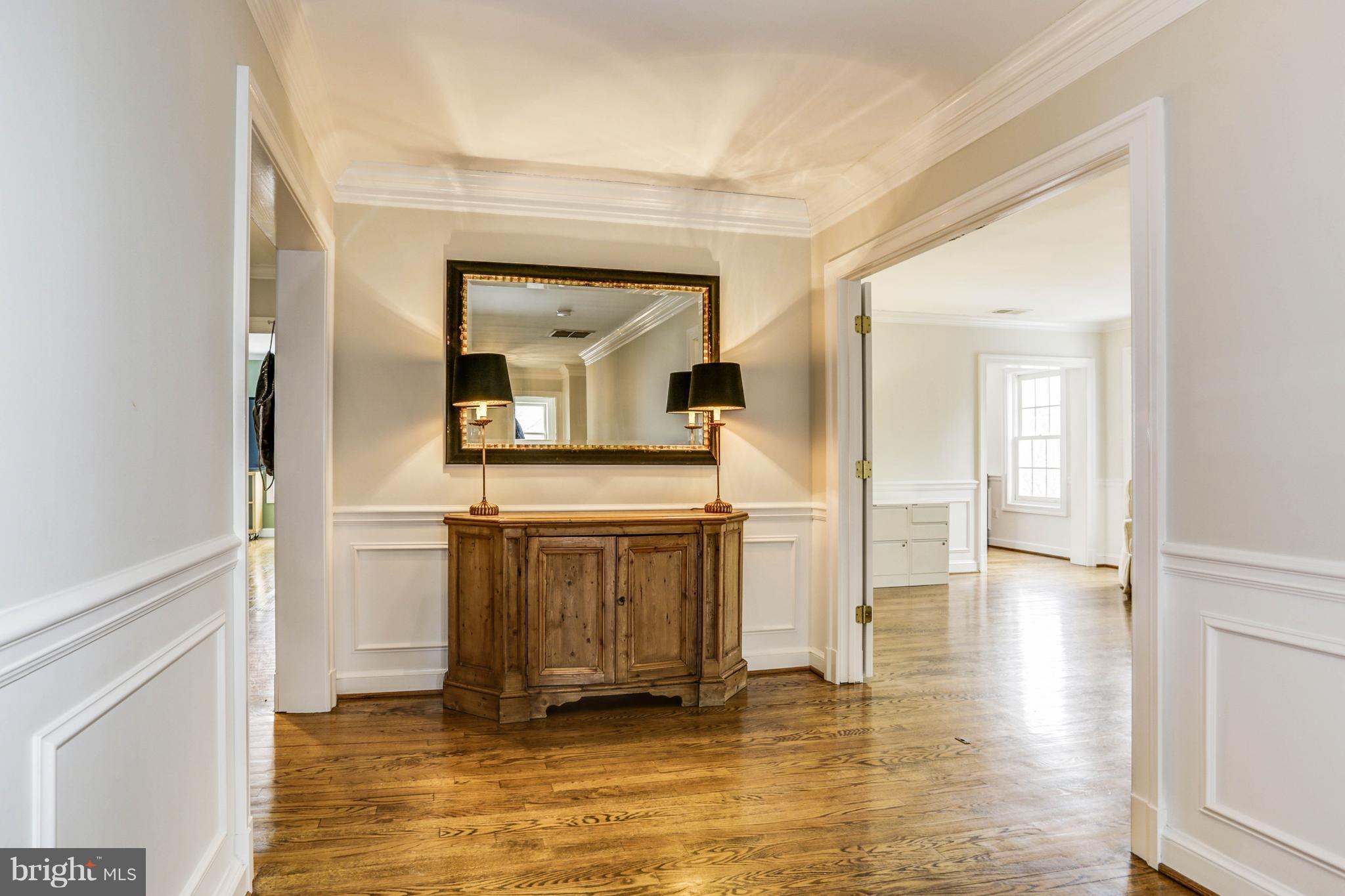 9806 Kendale Road Potomac, MD 20854 - Photo 19 of 30 Upper level landing
