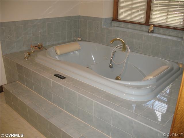 4724 Crossgate Road Chester, VA 23831 - Photo 9 of 20 a bathroom with a bathtub