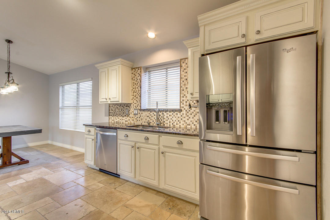 4806 East Mossman Road Phoenix, AZ 85054 - Photo 8 of 32 Kitchen