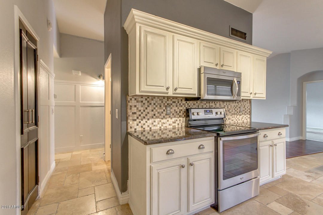 4806 East Mossman Road Phoenix, AZ 85054 - Photo 9 of 32 Kitchen