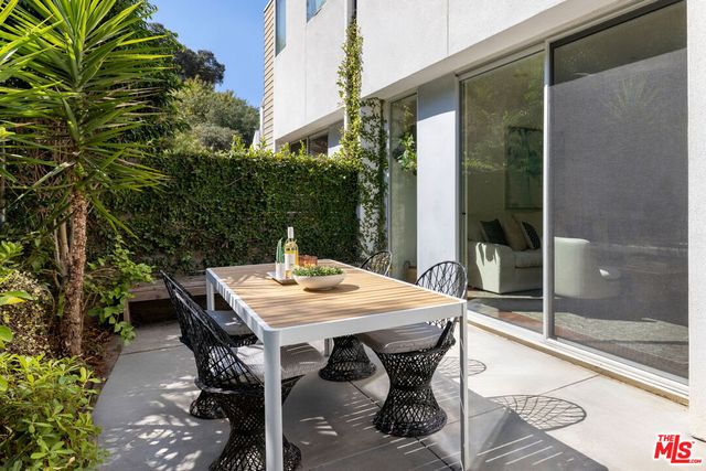 $1,250,000 | 2526 North Via Artis Avenue, Los Angeles, CA 90039