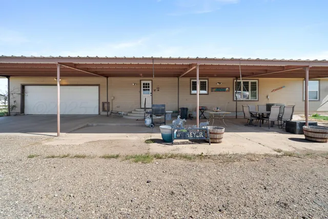 a view of a house with backyard